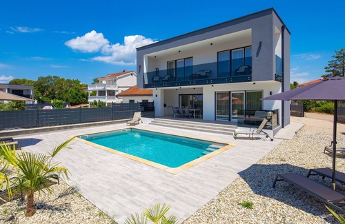 Skrbcici Casa | Estupenda casa de vacaciones privada con WIFI, A/C, piscina privada, TV, terraza y aparcamiento