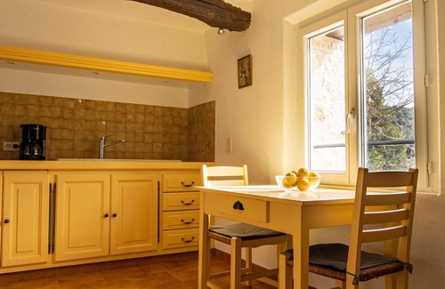 Tourrettes Casa | Maravillosa casa de vacaciones privada con A/C, TV, patio, mascotas permitida y aparcamiento
