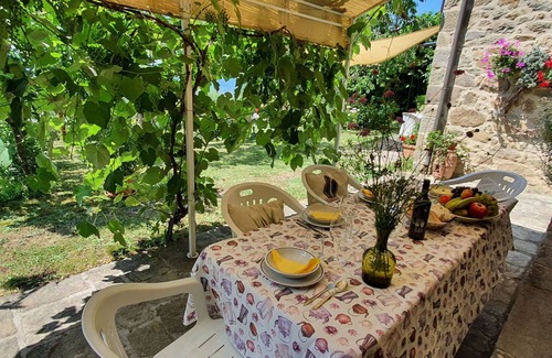 Petrognano Villa | Casa de vacaciones privada con jacuzzi, A/C, internet, TV, vista panorámica, cerca de Lucca