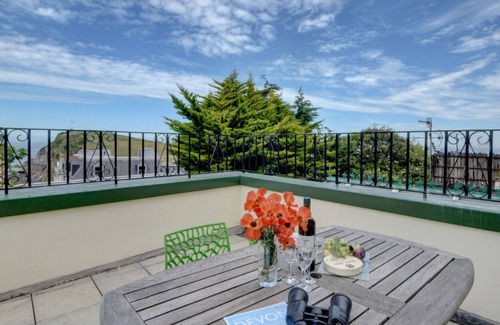 Hele Villa | Preciosa casa de vacaciones privada con WIFI, TV, balcón, mascotas permitida y aparcamiento