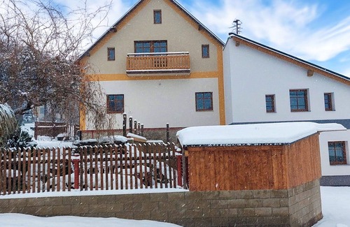 Cerny Dul Villa | Estupenda casa de vacaciones privada con WIFI, TV, balcón, mascotas permitida y aparcamiento