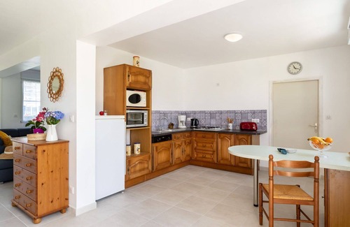 Matignon Casa | Maravillosa casa de vacaciones privada con TV, terraza, mascotas permitida y aparcamiento