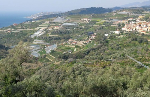 Terzorio Casa | Maravillosa casa de vacaciones privada con TV, terraza, mascotas permitida y vista panorámica