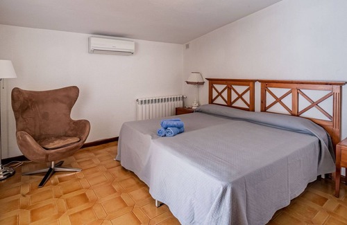 Nueva Andalucia Casa | Stunning private villa for 8 people with private pool, WIFI, patio, pets allowed and parking