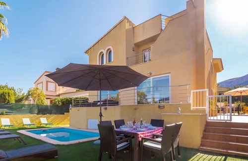 Urbanizacion Mont Ferrutx Villa | Casa de vacaciones privada con A/C, piscina privada, bañera de hidromasaje, WIFI, TV, patio