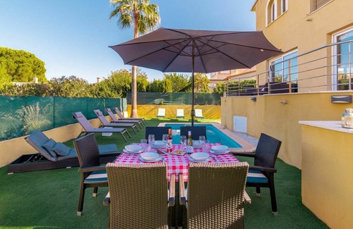 Urbanizacion Mont Ferrutx Villa | Casa de vacaciones privada con A/C, piscina privada, bañera de hidromasaje, WIFI, TV, patio