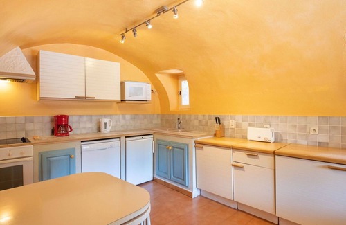 Mons Casa | Preciosa casa de vacaciones privada para 7 personas con piscina, WIFI, A/C, TV, patio y aparcamiento