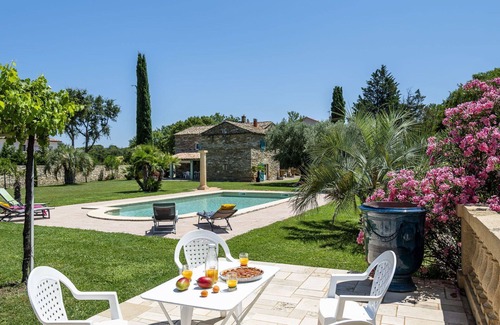 Mons Casa | Preciosa casa de vacaciones privada para 7 personas con piscina, WIFI, A/C, TV, patio y aparcamiento