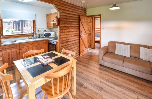 Fivelanes Casa | Estupenda casa de vacaciones privada con jacuzzi, WIFI, TV, patio, mascotas permitida y aparcamiento
