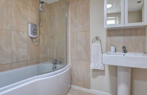 Treator Villa | Maravillosa casa de vacaciones privada para 4 personas con WIFI, TV, patio y mascotas permitida