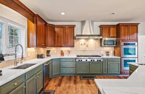 Mineral Casa | Stunning Public Side Lake Anna Waterfront Heated Pool Game Room Boatdock Hot Tub Firepit