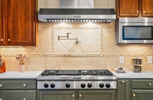 Mineral Casa | Stunning Public Side Lake Anna Waterfront Heated Pool Game Room Boatdock Hot Tub Firepit