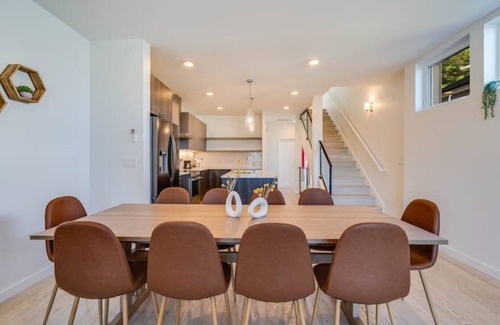 East Queen Anne Casa | Stunning Queen Anne 4B3B w/ Lake Views & Rooftop
