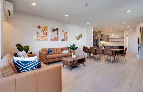 East Queen Anne Casa | Stunning Queen Anne 4B3B w/ Lake Views & Rooftop