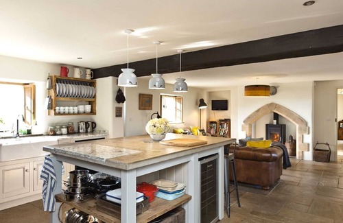 Monyash Otro | Stunning refurbished 6 bedroom Farmhouse, close to Monyash & the High Peak Trail.