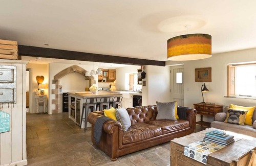 Monyash Otro | Stunning refurbished 6 bedroom Farmhouse, close to Monyash & the High Peak Trail.