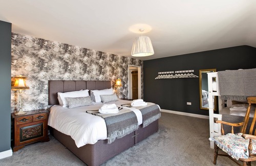 Monyash Otro | Stunning refurbished 6 bedroom Farmhouse, close to Monyash & the High Peak Trail.