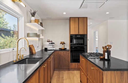 Napa Casa | Stunning Renovated Mid-Century Modern Home on 2.5 Acres in Napa Valley