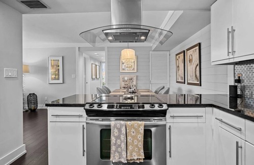 Longboat Key Condominio | Stunning, resort like, Longboat Key, 2-bedroom condo on Gulf beach, near stores!