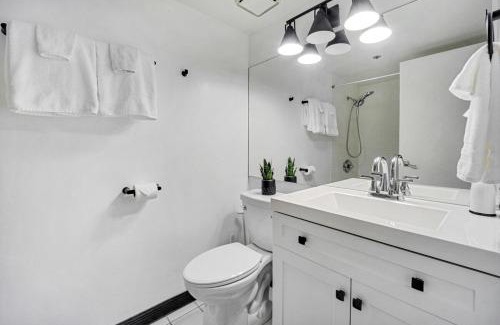 Downtown Honolulu Apartamento | Stunning Resort! Steps to Pool, Hot Tub and Parking