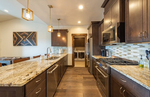 Park City Casa | Stunning Retreat, Majestic View, Private Hot Tub, Grill, Close to Main Street!