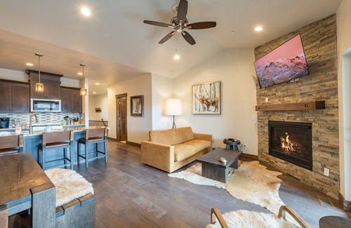 Park City Casa | Stunning Retreat, Majestic View, Private Hot Tub, Grill, Close to Main Street!