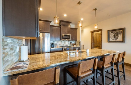 Park City Casa | Stunning Retreat, Majestic View, Private Hot Tub, Grill, Close to Main Street!