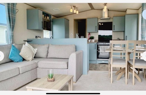 Heacham Chalet De Esquí | Stunning River View 2 Bedroom Caravan With Decking