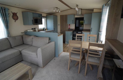 Heacham Chalet De Esquí | Stunning River View 2 Bedroom Caravan With Decking