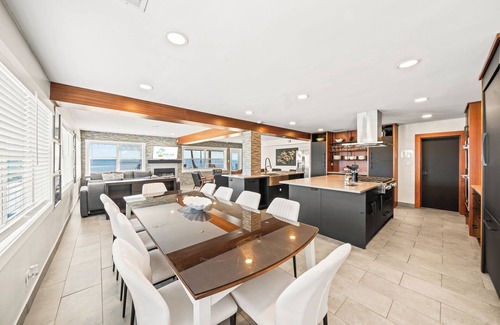 Orlando Beach Condominio | Stunning Riverfront Views! W/ Private beach access & Perfect Setting for Events