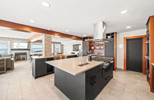 Orlando Beach Condominio | Stunning Riverfront Views! W/ Private beach access & Perfect Setting for Events
