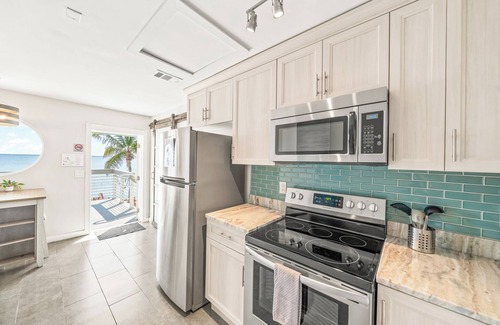 Orlando Beach Condominio | Stunning Riverfront Balcony Views! W/ Private Beach Access & Perfect Setting for Events