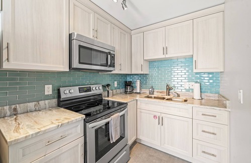 Orlando Beach Condominio | Stunning Riverfront Balcony Views! W/ Private Beach Access & Perfect Setting for Events