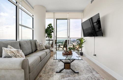 Victoria Park Casa | Stunning Rocky Mountain & DT Skyline Views! Near Stampede, Saddledome, BMO Centre! FREE Banff Pass, Wine, & Parking!