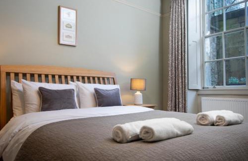 Upper Town Apartamento | Stunning Royal Crescent Apartment with 3 Bedrooms