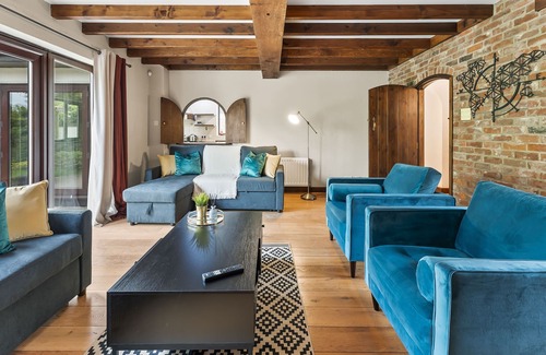 Cambridge Casa | Stunning Rustic Abode - Sleeps 18