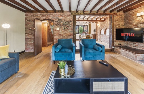 Cambridge Casa | Stunning Rustic Abode - Sleeps 18