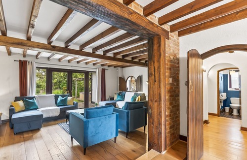 Cambridge Casa | Stunning Rustic Abode - Sleeps 18