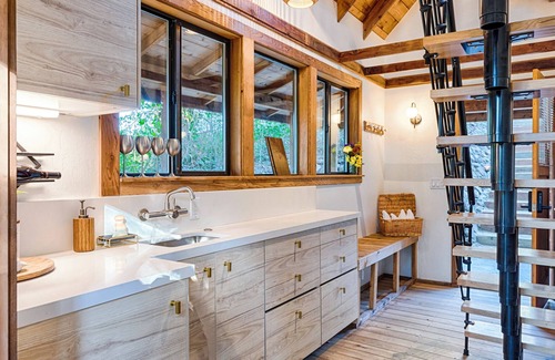 Freestone Cabaña | Stunning Sauna Cottage Retreat on Private Vineyard