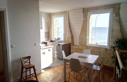 Lion-sur-Mer Casa | Impresionante vista al mar, casa con pequeño jardín.