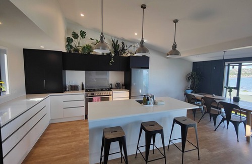 Plimmerton Casa | Stunning sea Views in a Lovely Beachside Plimmerton