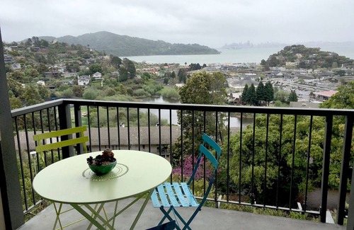 Belvedere Tiburon Condominio | Impresionantes vistas desde SF acogedor 1 dormitorio Pied-A-Terre