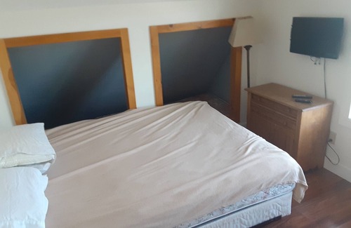 Hammondsport Cabina | Stunning site with amazing decks, hot tub, walk to private beach on Keuka Lake!