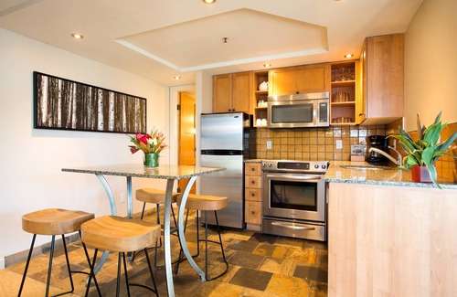 Whistler Village Apartamento | Impresionante SLOPESIDE Suite de 1 dormitorio con balcón privado y bañera de hidromasaje!