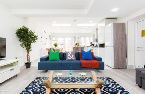 Sheldon Casa | Stunning Solihull Long Stays - 4 Bedrooms with 7 Separate Beds, 2 Baths, Garden & Driveway by Birmingham Contractor Stays