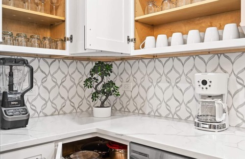 Cragin Casa | Stunning & Spacious 7BD Home with garage!