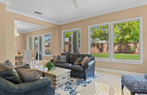 Westlake Apartamento | Stunning Spacious Family Home in Natomas