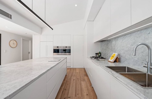 Walkerville Casa | STUNNING SPACIOUS MODERN HOME -EVERY ROOM HAS A GARDEN VIEW!