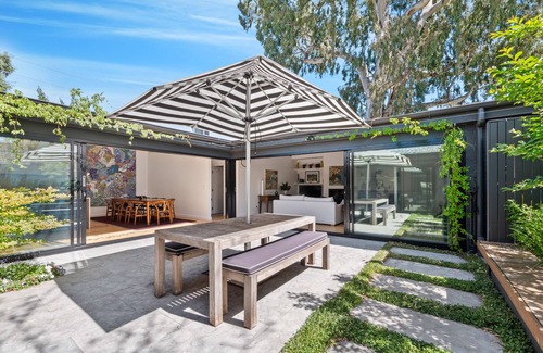 Walkerville Casa | STUNNING SPACIOUS MODERN HOME -EVERY ROOM HAS A GARDEN VIEW!