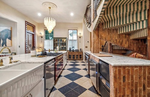 Faubourg Lafayette Villa | Stunning Storybook Villa w Pool & HotTub 5bd|6.5ba